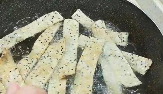 做法|1斤豆腐+半碗芝麻，教你个秘制新做法，越嚼越香，必备居家小零食