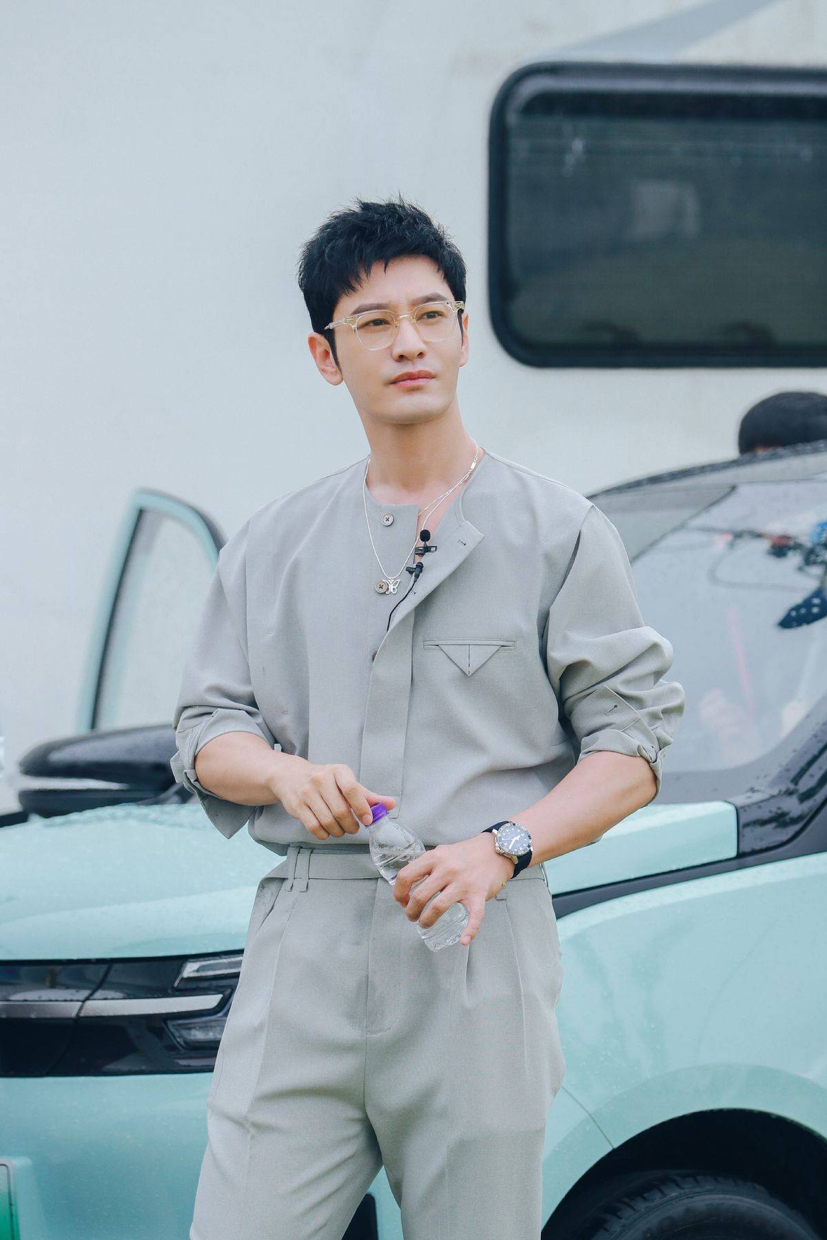 身材|44岁黄晓明不再“油腻”，运动裤造型青春潮流，这简直是搭配模板