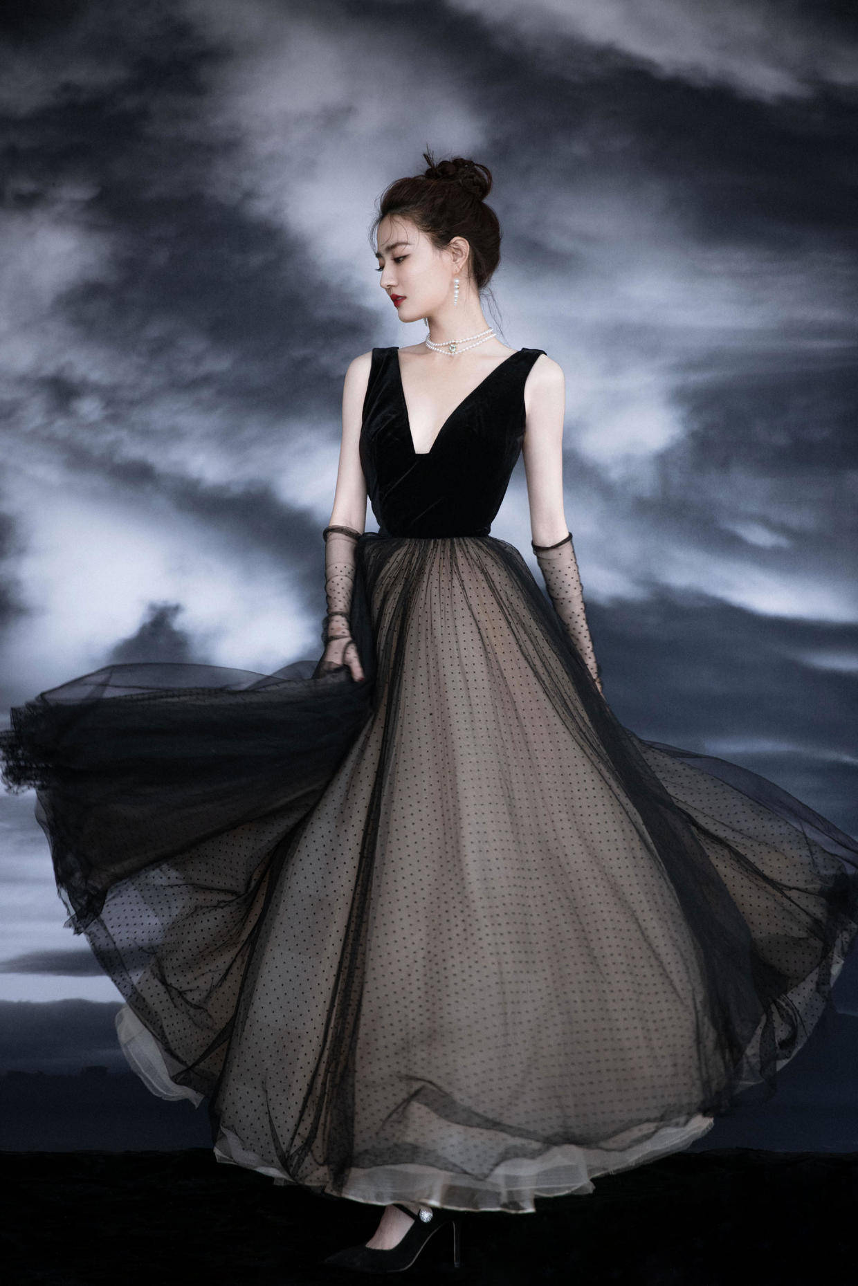 米黄色|徐璐的机场穿搭真亮眼,一件米黄色西服搭配白色短裤,秀出大长腿