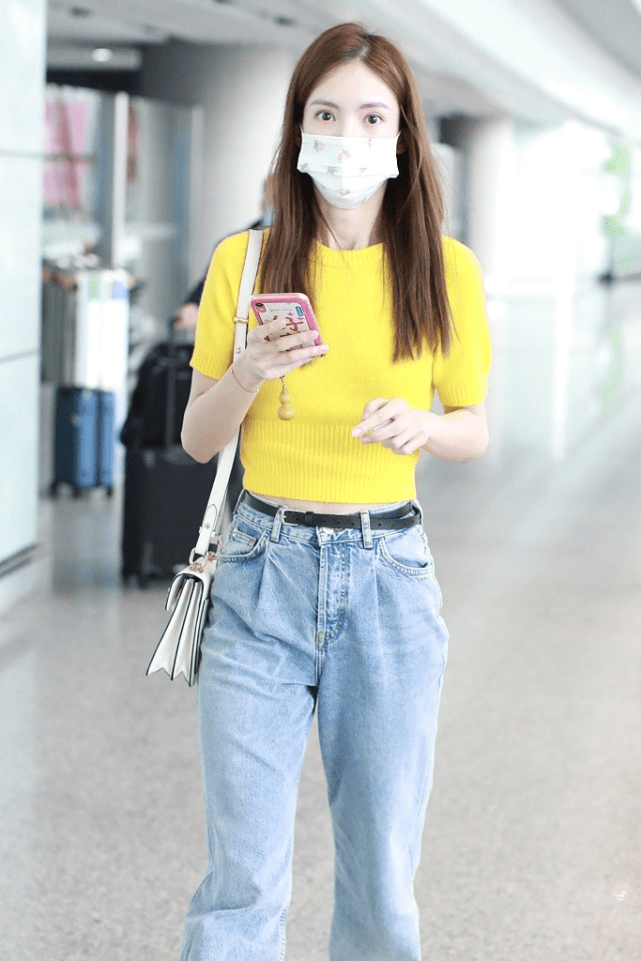 新意|黄色穿搭有多抢眼？金晨配牛仔蓝穿出新意，减龄不说还挺甜美