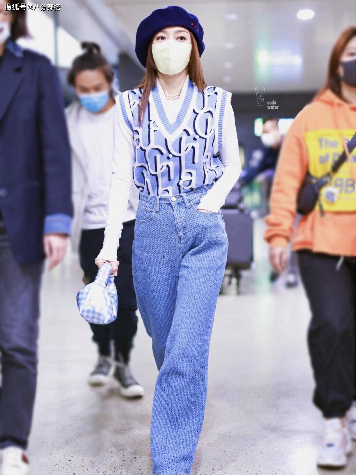 身材|秦岚虽是“阿姨年纪”，穿针织马甲配白T恤甜美温柔，嫩成大学生