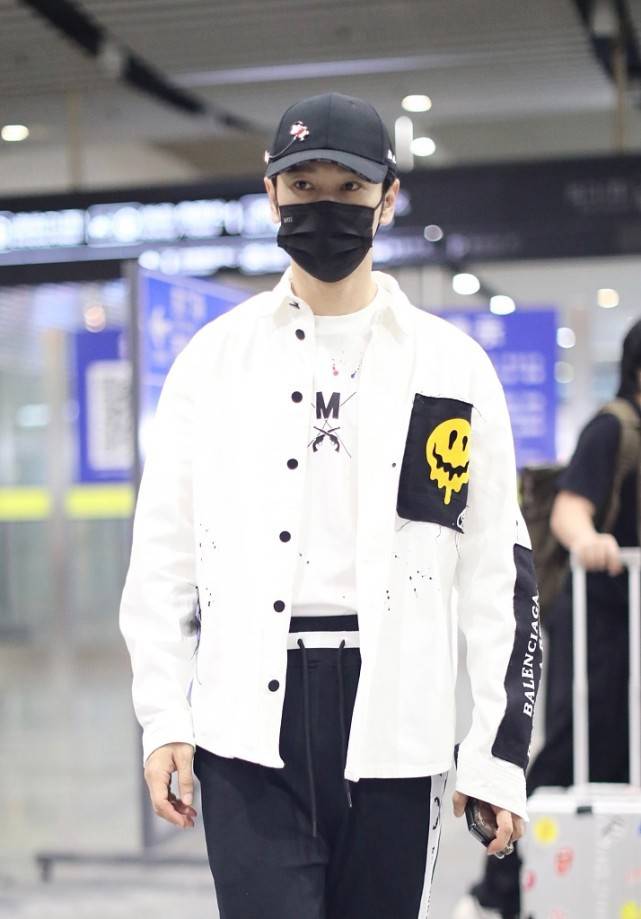 身材|44岁黄晓明不再“油腻”，运动裤造型青春潮流，这简直是搭配模板