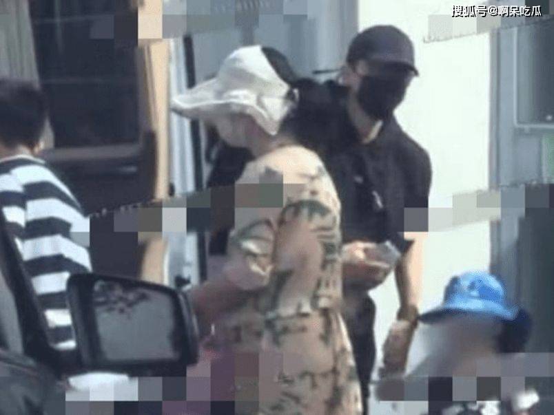 合体|谢娜产后和张杰合体秀恩爱！接双胞胎女儿放学，身材臃肿抱娃吃力