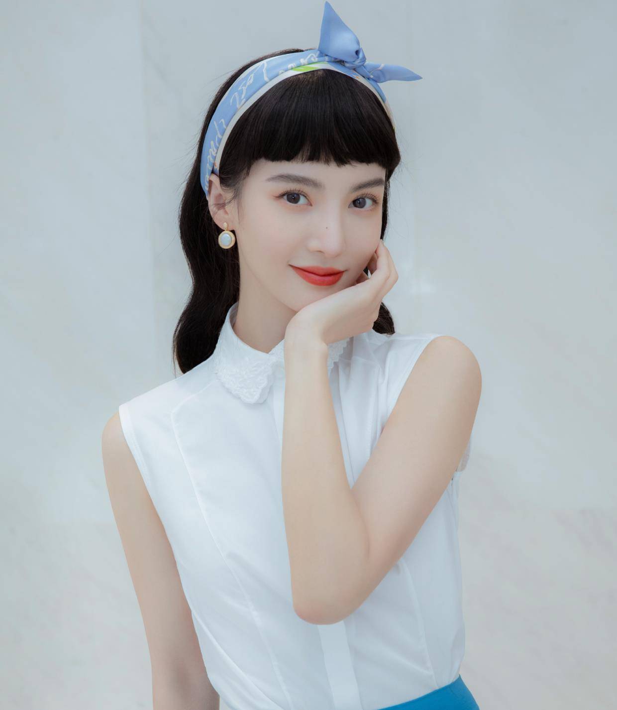 显得|金晨剪了“厚刘海”气质更惊艳，穿白衬衫配蓝色半身裙，真是yyds
