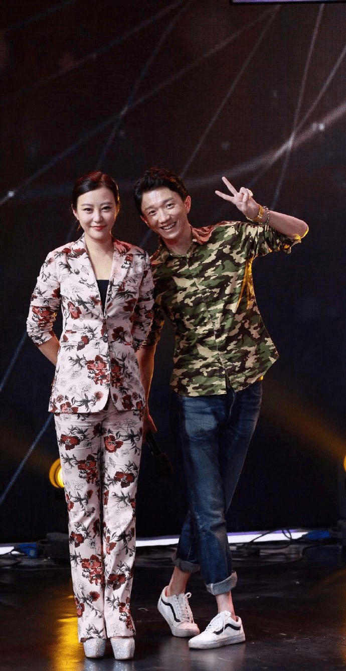 身材|郝蕾是阿姨圈顶流！印花衬衫搭半身裙高级洋气，她掌握了穿搭密码