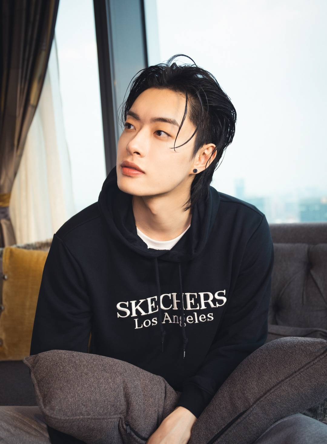 卫衣|木子洋最新活动造型，身穿黑色卫衣搭配灰色运动裤，梳起大背头，随手拍即画报