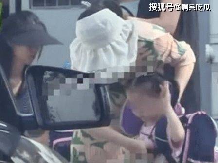 合体|谢娜产后和张杰合体秀恩爱！接双胞胎女儿放学，身材臃肿抱娃吃力