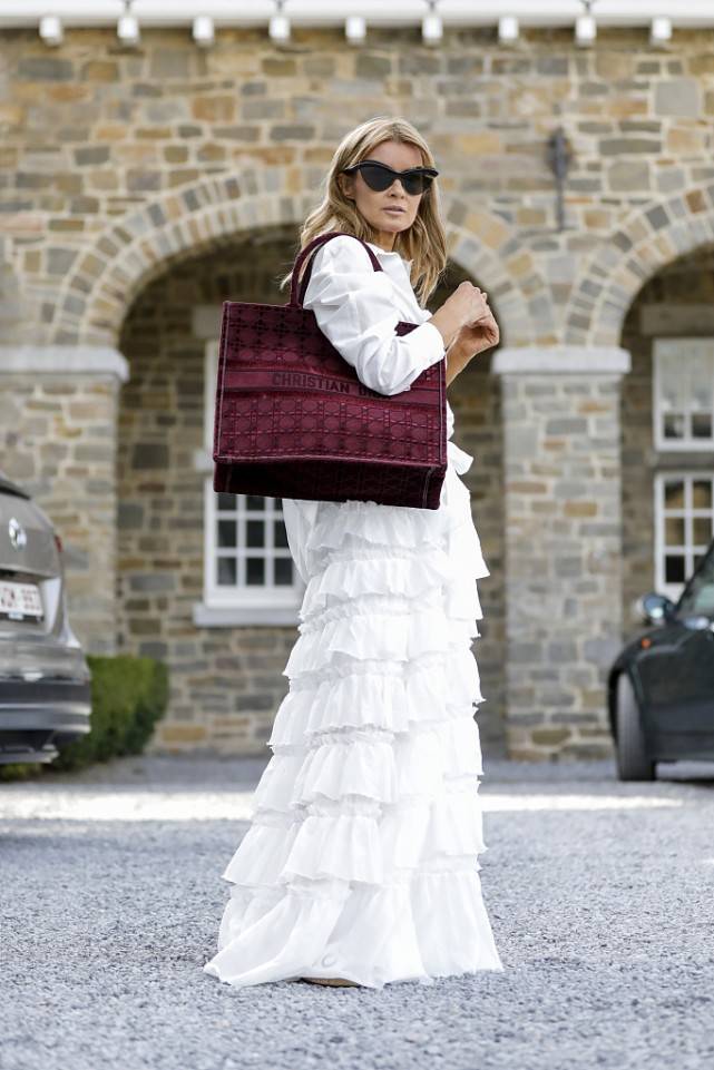 面料|秋季不穿酒红色不知道自己有多美，优雅与高贵并存，40+尽显韵味