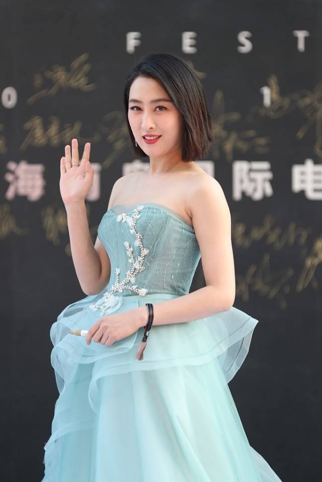 马苏|马苏气质沉稳很多，身穿雾霾蓝礼服，配上利落的短发，优雅又大气