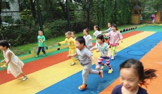 家长|幼儿园老师传孩子吃水果照片，妈妈发现不对，指出疑点家长群炸锅