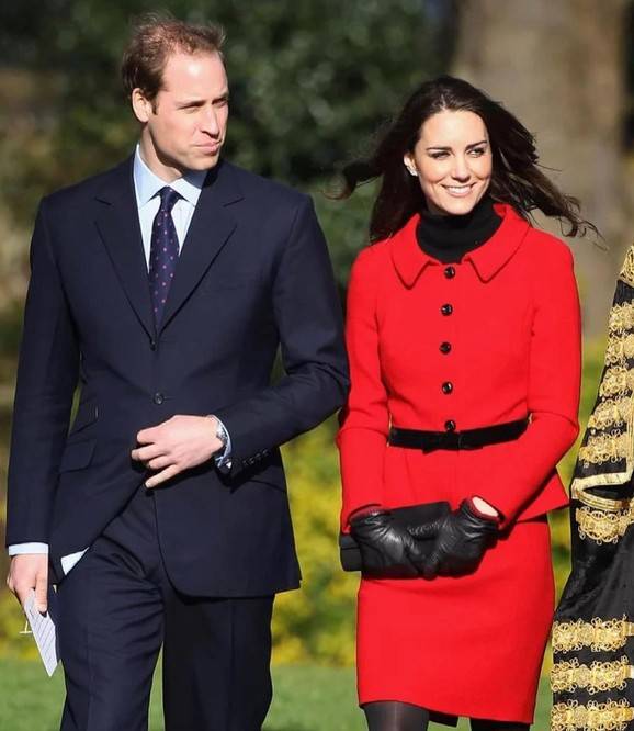 公主|凯特威廉重返母校,凯特穿粉衣重返初恋,雨中漫步美如画?