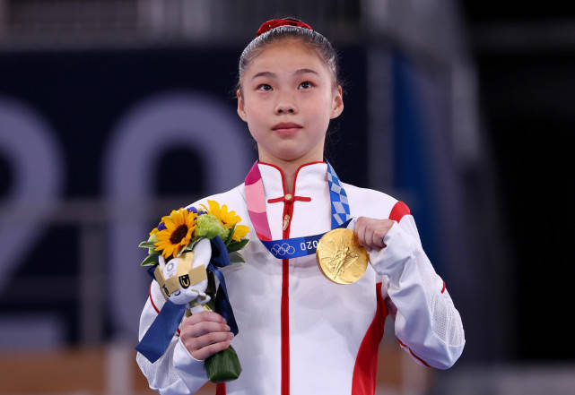 领口处|16岁管晨辰夺冠太争气！穿亮片中国红装美成体操公主，笑容超甜美？