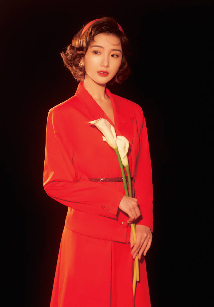 配饰|毛晓彤晒乔三丽结婚照,复古卷发配红西装,70年代的打扮也挺美