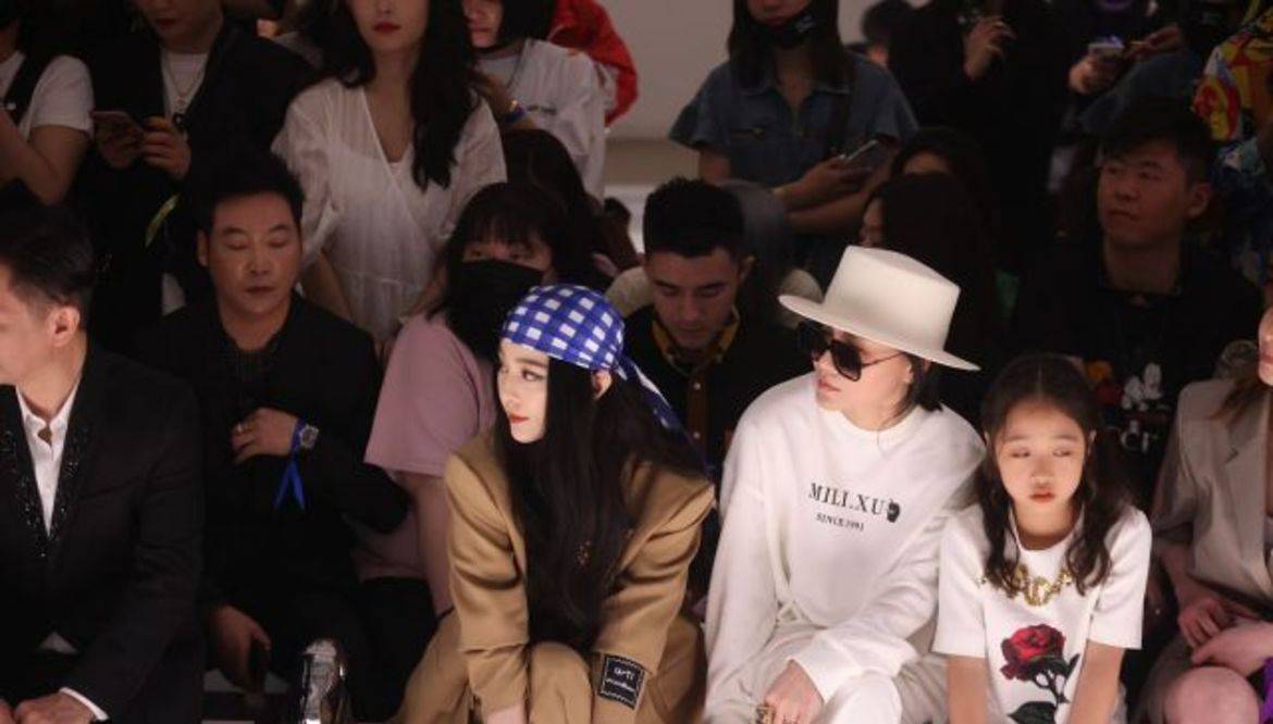 范冰冰|范冰冰一家合体,她被追捧爸妈却被冷落,范爸全程低头范妈好拘谨?