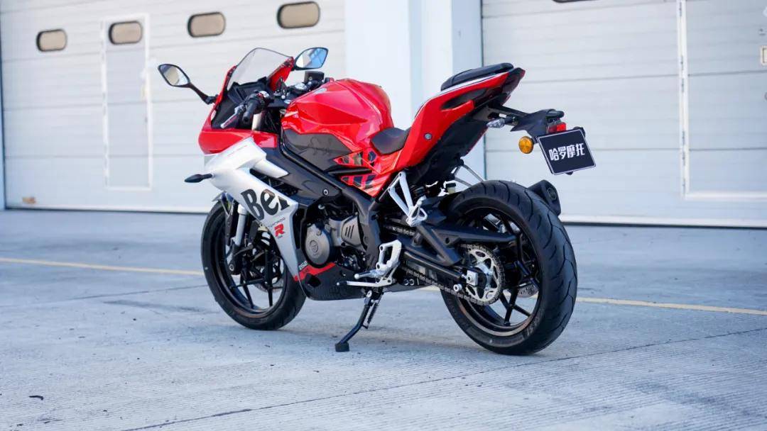 25800元国产双缸250跑车贝纳利龙卷风252r正式发布