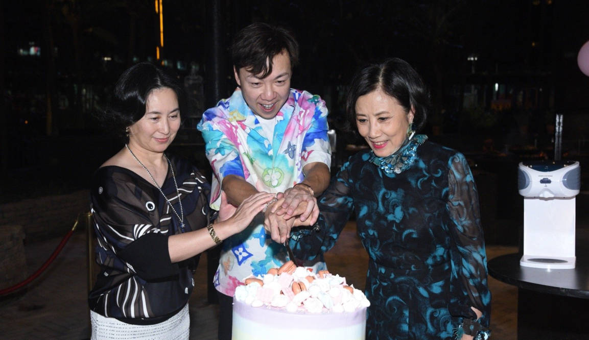 何超琼|何超琼为男友人庆生，亲密搂抱手把手切蛋糕，同框四太闺蜜好客气！