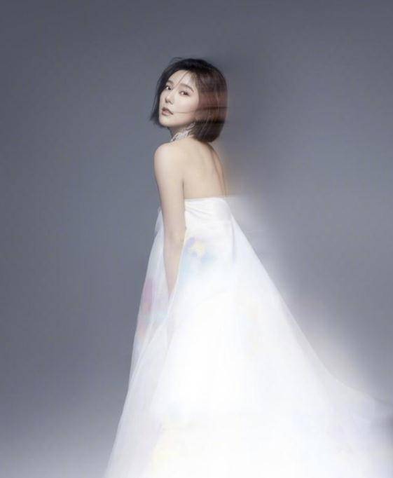 元素|赵奕欢与吉克隽逸同台，同穿白色连衣裙，赵奕欢皮肤貌美很吸睛