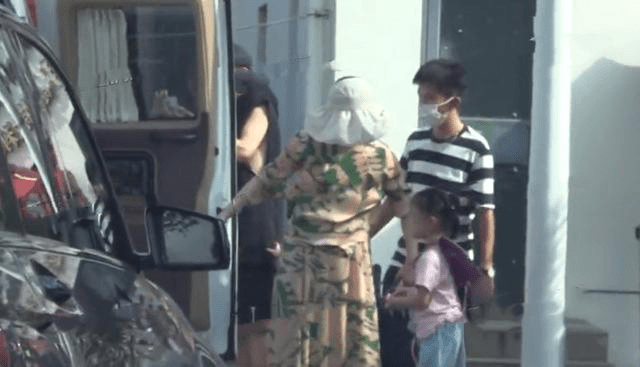 才真实|谢娜接送女儿被拍到，穿碎花裙背部圆润挤出赘肉，但这才真实啊！