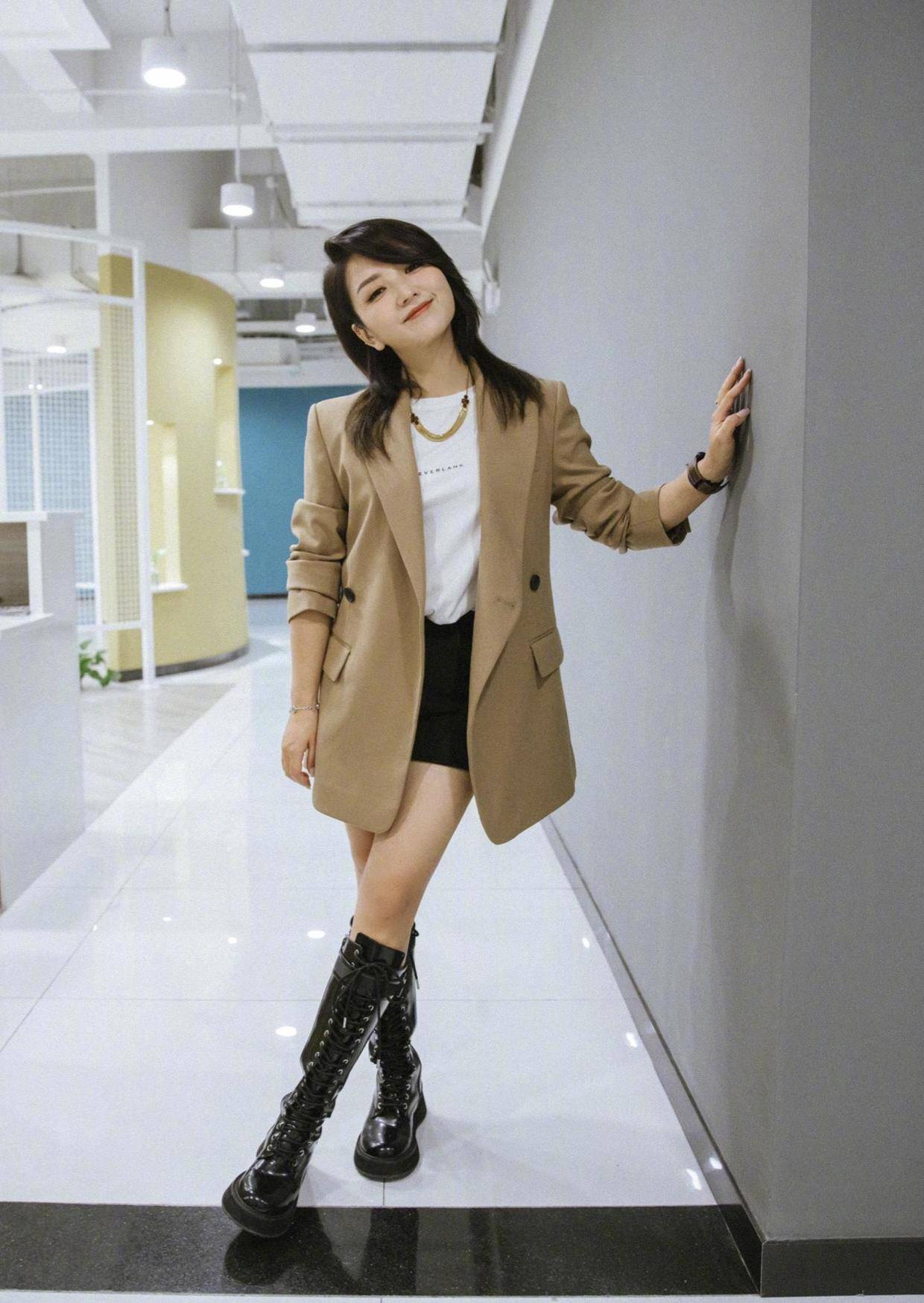 何洁|“何洁”早就该这么穿了,宽松T恤配短裤,虽简约但很高级、减龄!