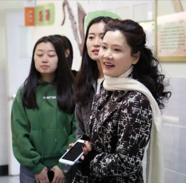 那头|何赛飞的脸没打玻尿酸真耐看，岁月痕迹再明显，还是很优雅大方！