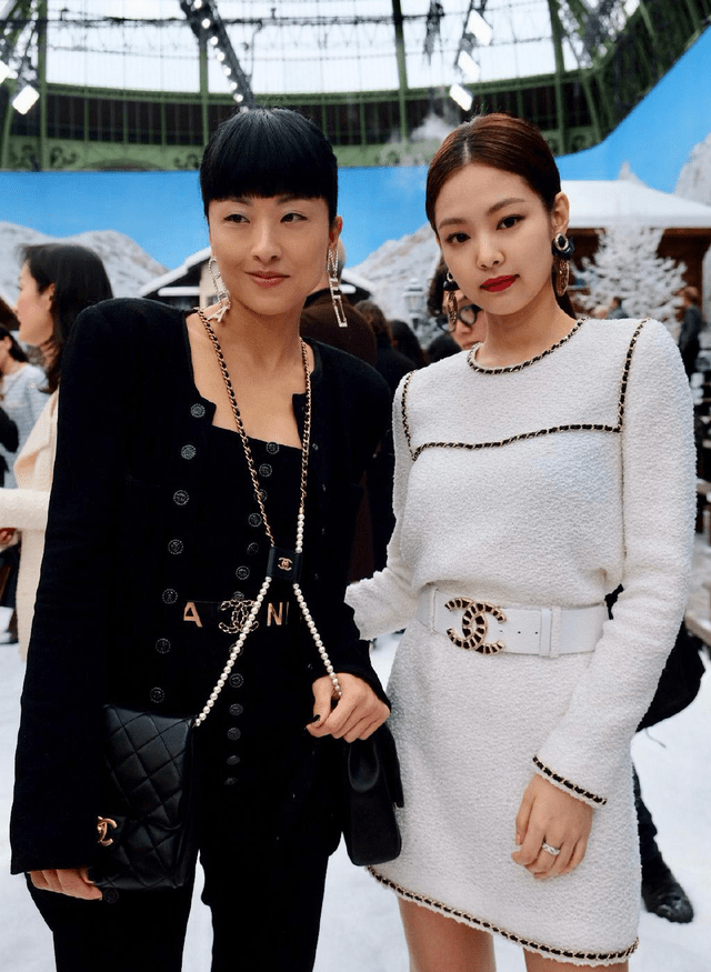 黑色|徐濠萦“真敢穿”,千鸟格大衣配豹纹连衣裙张扬高调,气质不一般