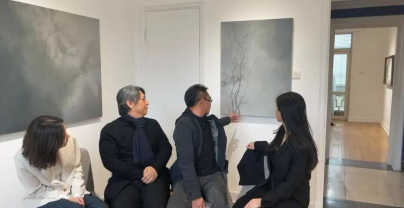 身材|朱珠“孕肚”太明显，换平底鞋双手频频捧腹，动作小心翼翼显孕相？