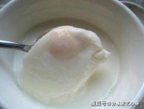 下锅|水煮荷包蛋，开水下锅是错误的，多加2个步骤，鸡蛋圆滑嫩不起沫