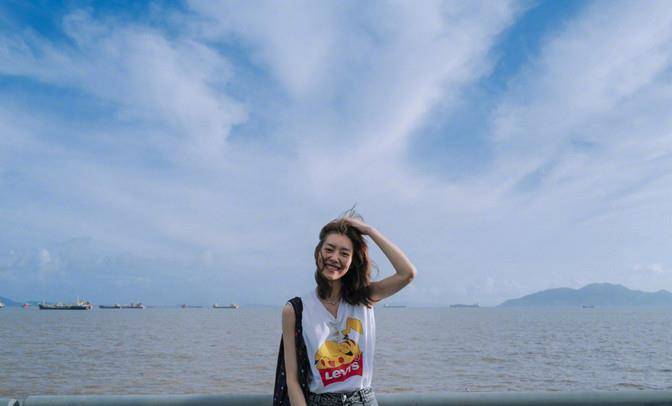 下装|刘雯近照快瘦成麻杆,穿睡裙走机场好惊艳,喇叭裤填不满目测80斤