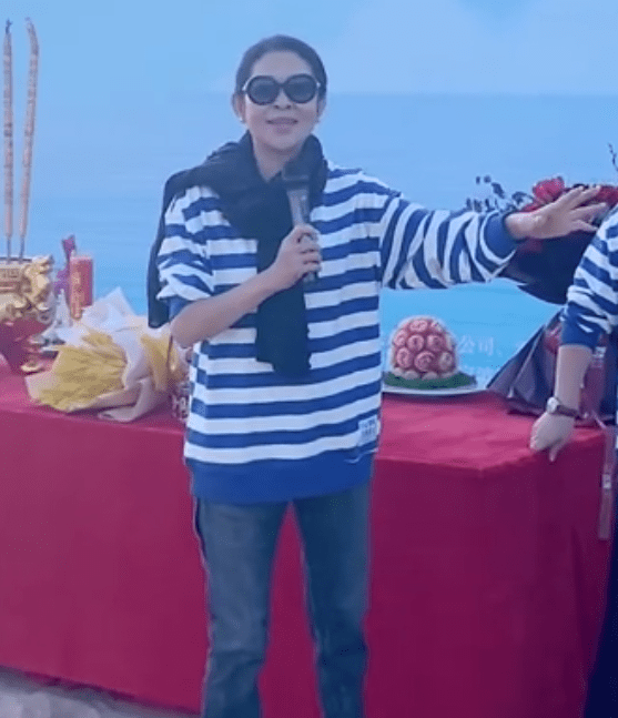 显得|倪萍上节目穿T恤套背心,比惠英红穿短裤更漂亮,优雅又时髦!