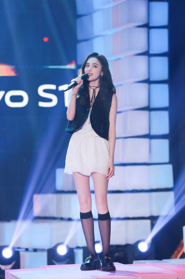 舞台|古力娜扎打扮时髦大秀纤细美腿，气质清新超迷人，甜美可人似初恋