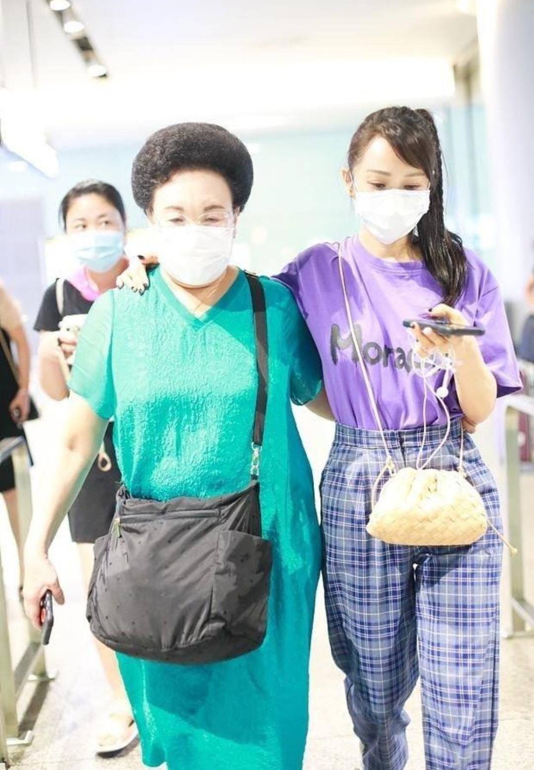 小姑娘|伊能静真把自己当小姑娘，穿格纹裤还扎高马尾，搂婆婆肩像孙女儿