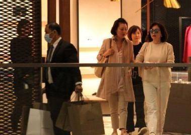 长裙|狄龙老婆和林青霞气质真挺像，同框似亲姐妹，穿着普通却贵气