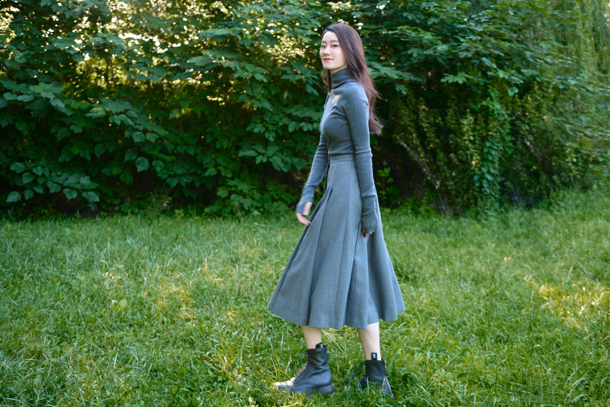 张小斐|张小斐初秋穿搭好精致！紧身上衣搭束腰裙，回眸干净又温柔，每一帧时髦又治愈