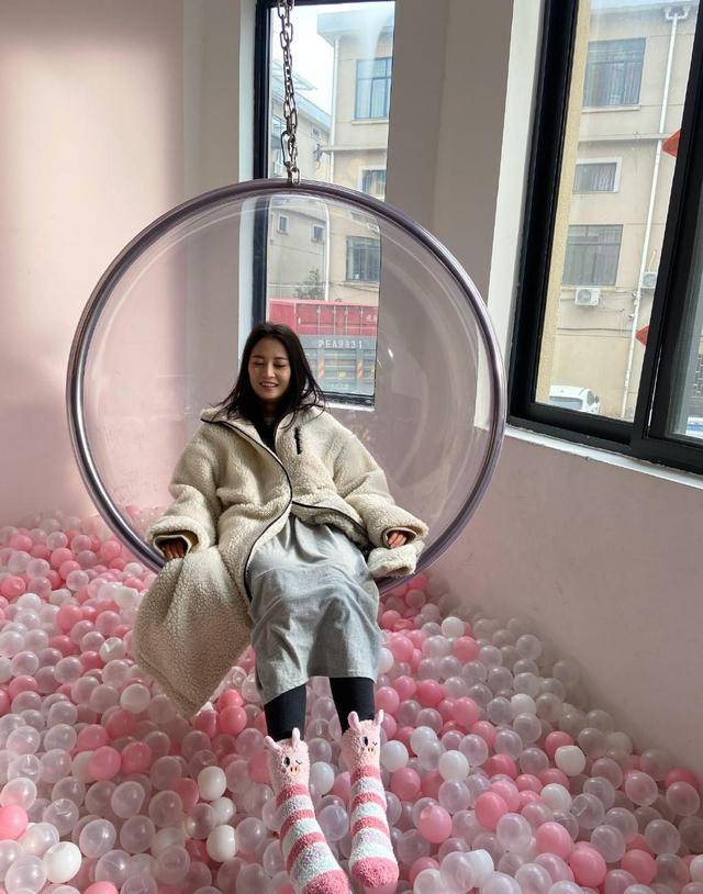 身材|陈钰穿衣品味在线,身穿吊带连衣裙简约洋气,女神范十足
