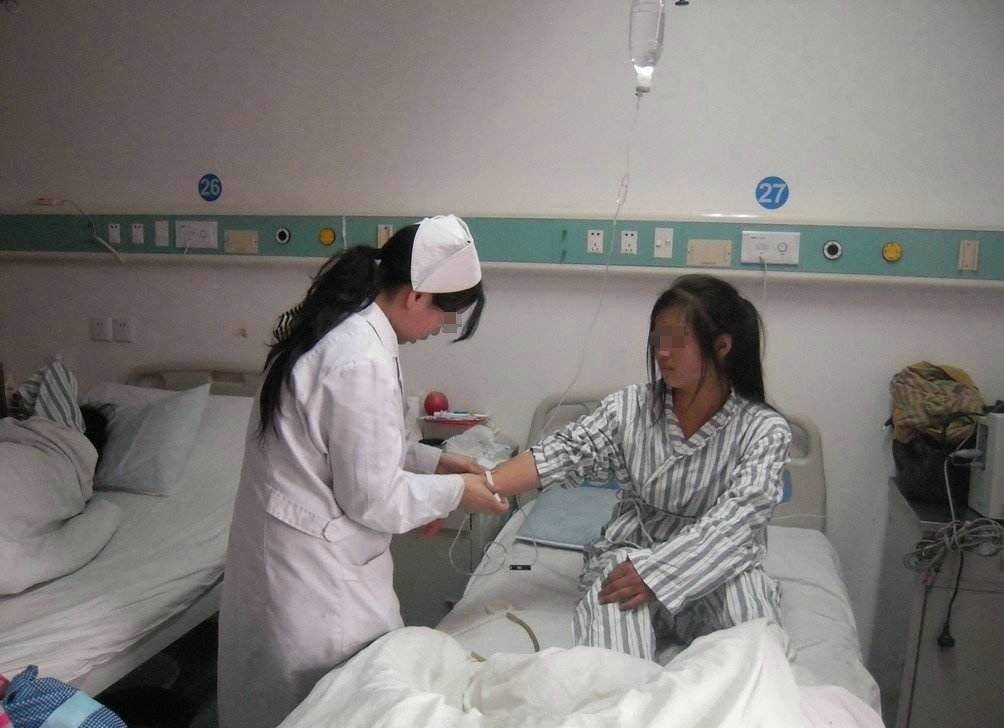 夫妻俩|中产家庭为何对二胎“畏手畏脚”？除了钱和精力，这个原因很心酸