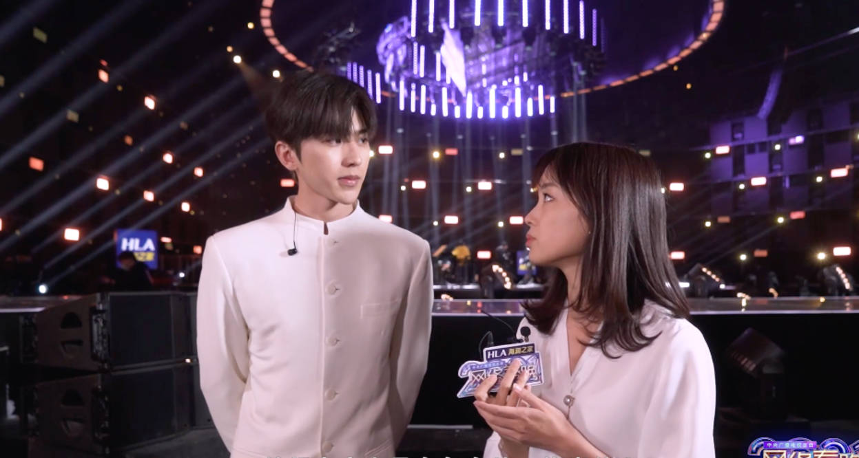 网络|王冰冰蔡徐坤同框太养眼，同穿白衣似拍偶像剧，王冰冰一脸疲惫！