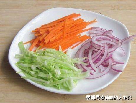 做法|炒面时，提前用凉水煮还是开水煮？都不对，难怪面条粘锅坨成团