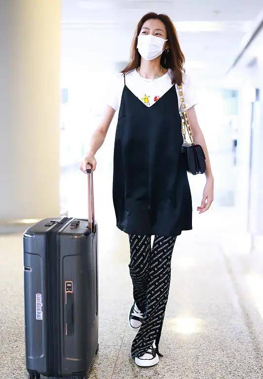 下装|刘雯近照快瘦成麻杆,穿睡裙走机场好惊艳,喇叭裤填不满目测80斤