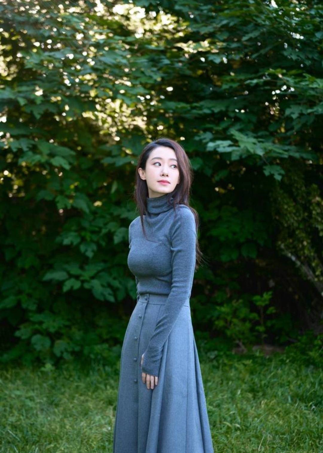 张小斐|被张小斐的早秋穿搭惊艳了，一身“同色系”穿出曲线美，优雅高级