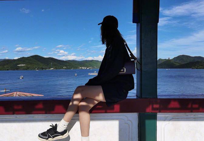 下装|刘雯近照快瘦成麻杆，穿睡裙走机场好惊艳，喇叭裤填不满目测80斤