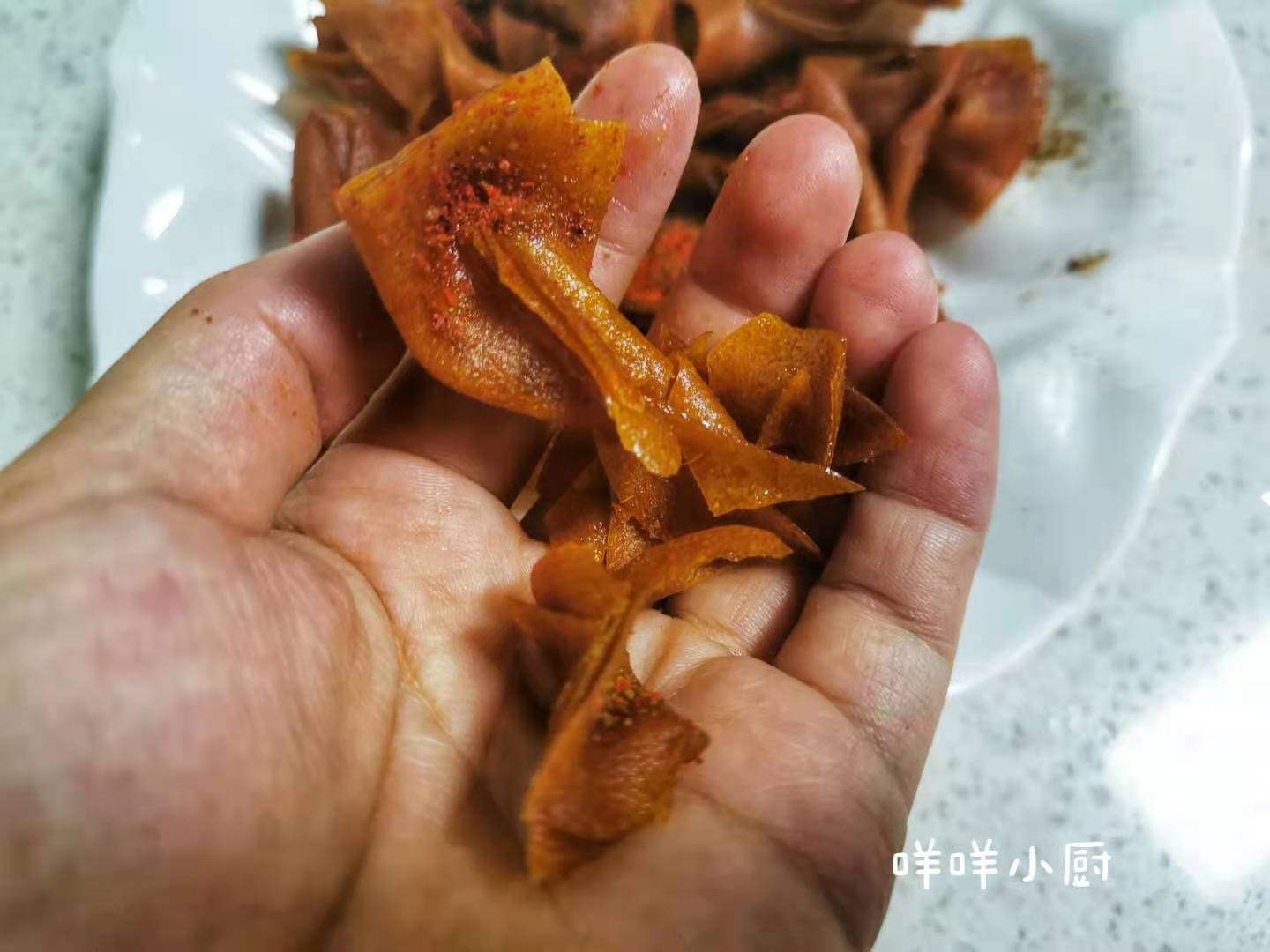 叶子|剩下的馄饨皮别再丢掉了，像我这样做成咔嚓脆的小零食，太好吃了