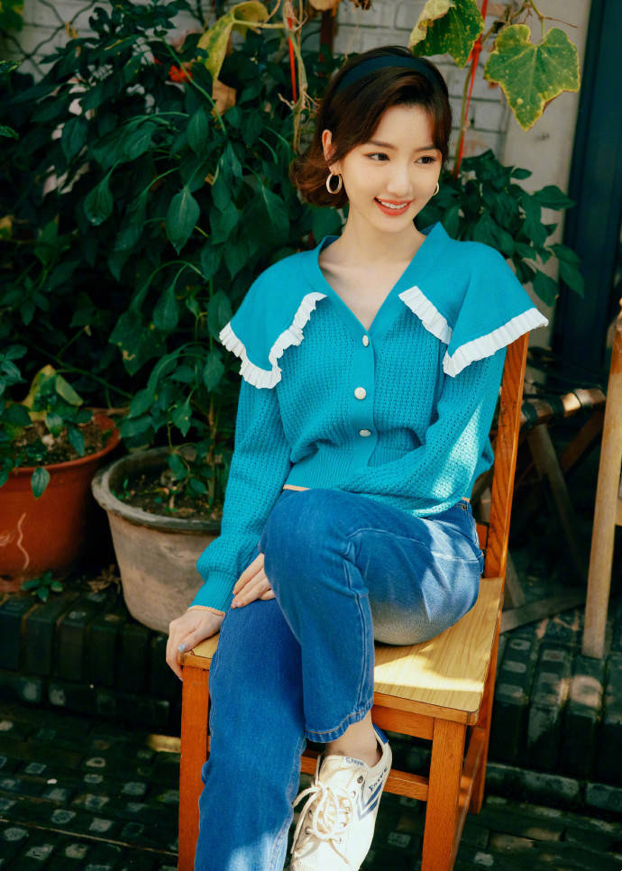 配饰|毛晓彤晒乔三丽结婚照，复古卷发配红西装，70年代的打扮也挺美