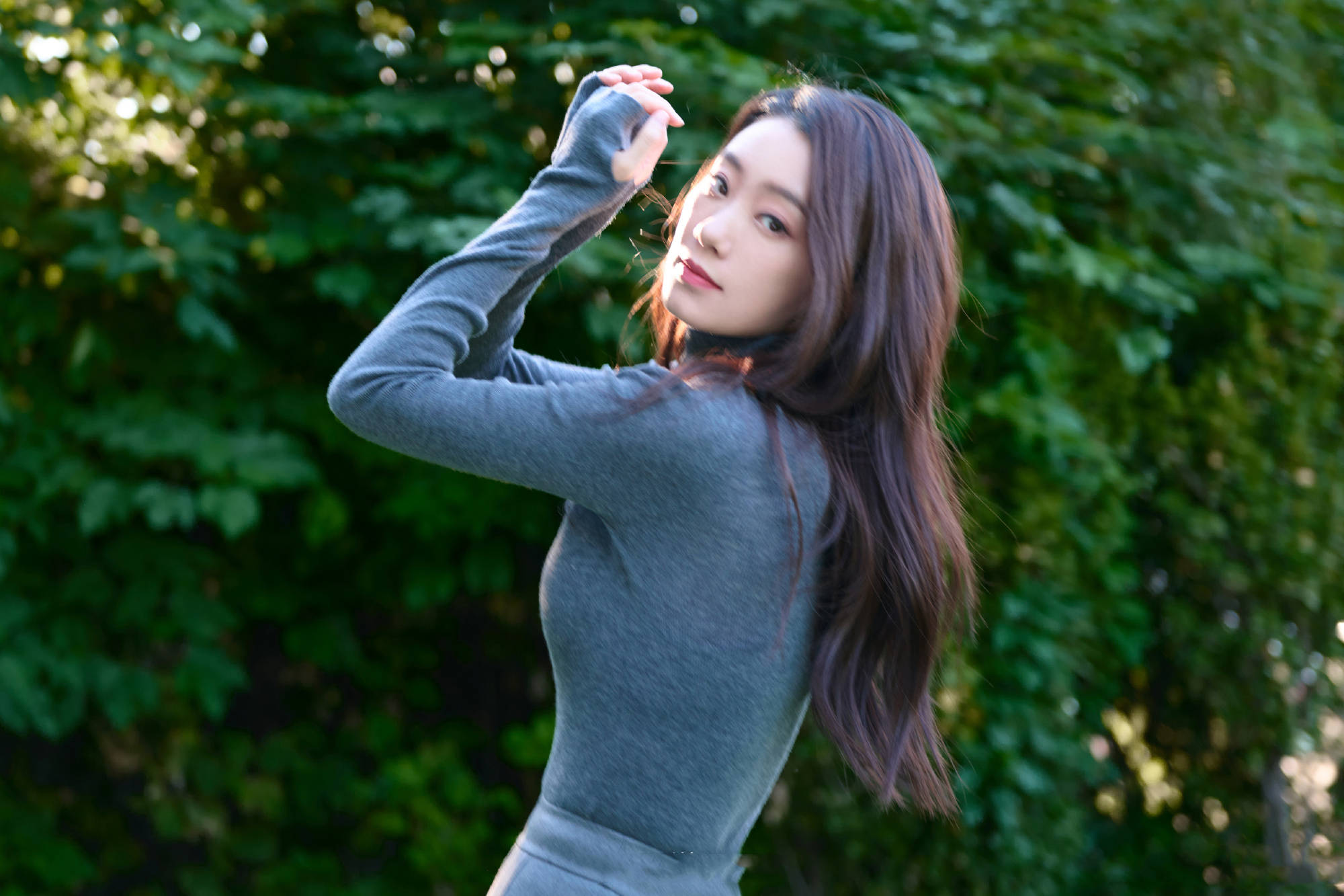 张小斐|张小斐初秋穿搭好精致！紧身上衣搭束腰裙，回眸干净又温柔，每一帧时髦又治愈