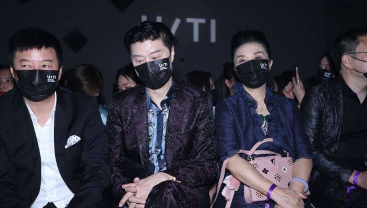 范冰冰|范冰冰一家合体,她被追捧爸妈却被冷落,范爸全程低头范妈好拘谨?