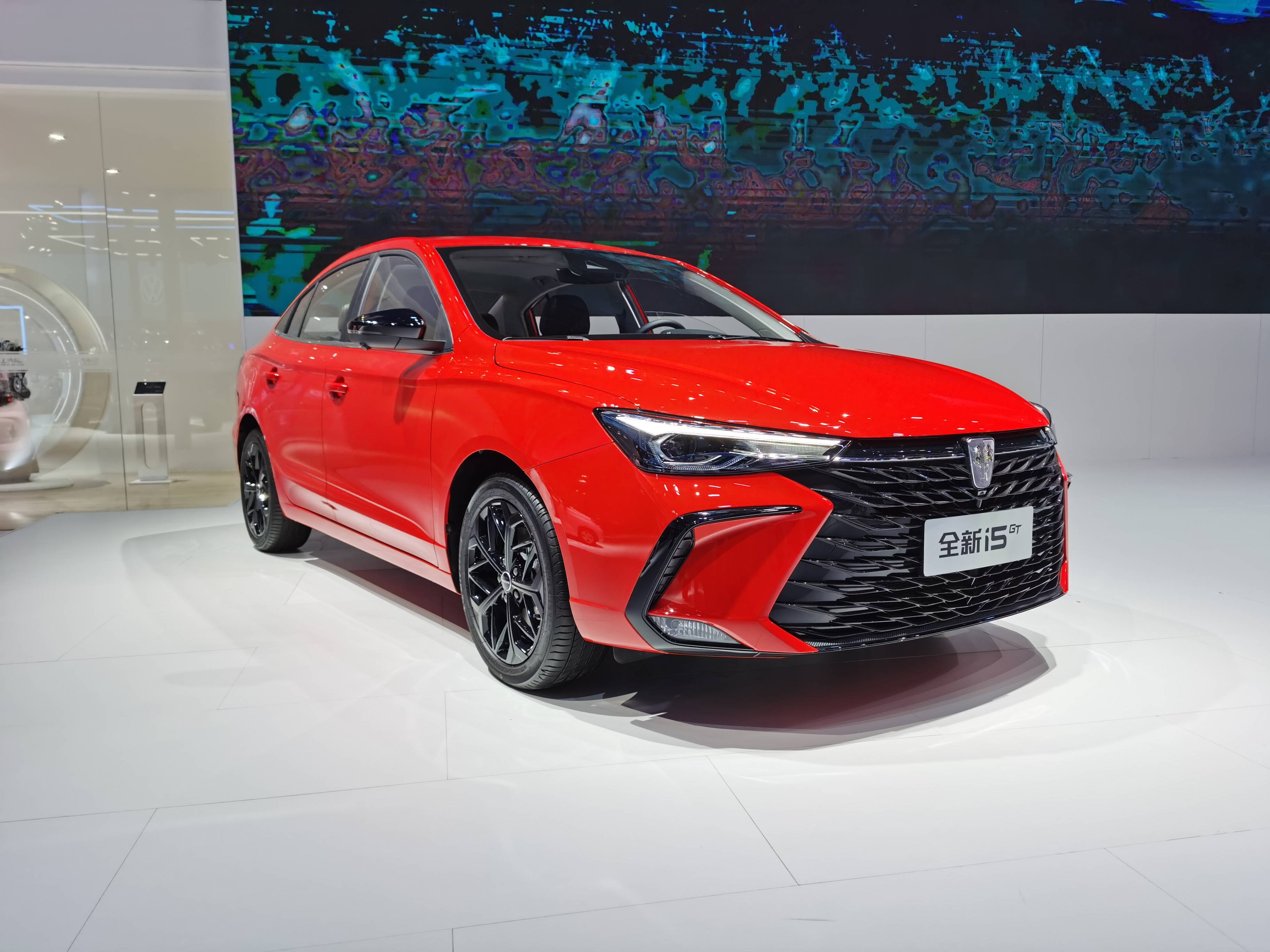 造型更时尚,搭1.5t高功率发动机,荣威i5 gt售价 8.79万起