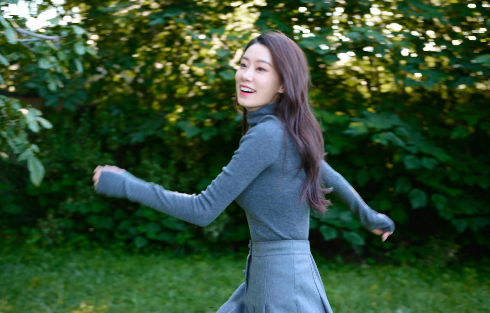 张小斐|张小斐初秋穿搭好精致！紧身上衣搭束腰裙，回眸干净又温柔，每一帧时髦又治愈