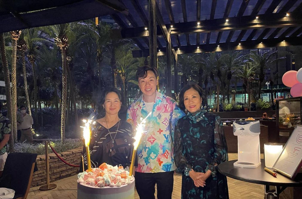 何超琼|何超琼为男友人庆生，亲密搂抱手把手切蛋糕，同框四太闺蜜好客气！