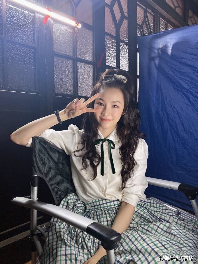 好身材|《双镜》女主张楠机场好会穿啊！长袖配短裙，被好身材秀了一脸