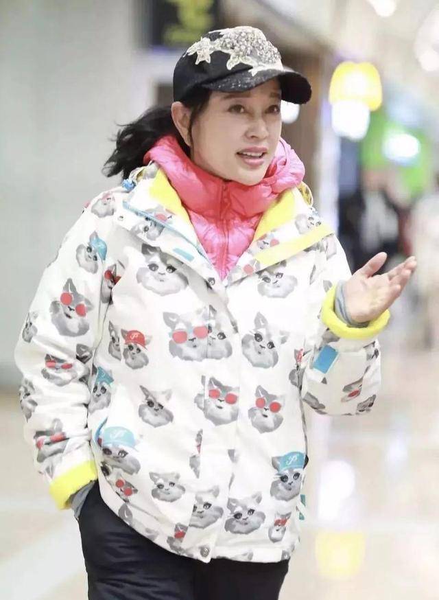 服装|卸掉浓妆之后的刘晓庆原来这么美，皮肤紧致不显老，感觉挺嫩