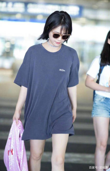 马思纯|马思纯为了“秀腿”真够拼，日常穿搭就穿一件T恤，烘托出大长腿